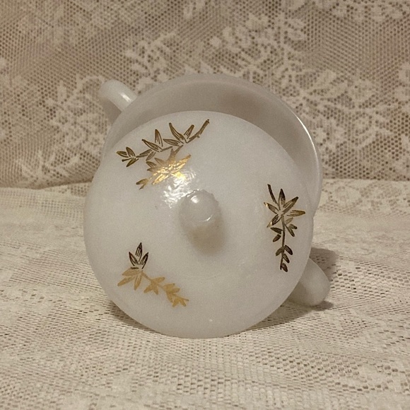 Vintage Federal White Milk Glass Golden Glory Pattern Creamer & Sugar Bowl w Lid - Picture 2 of 4